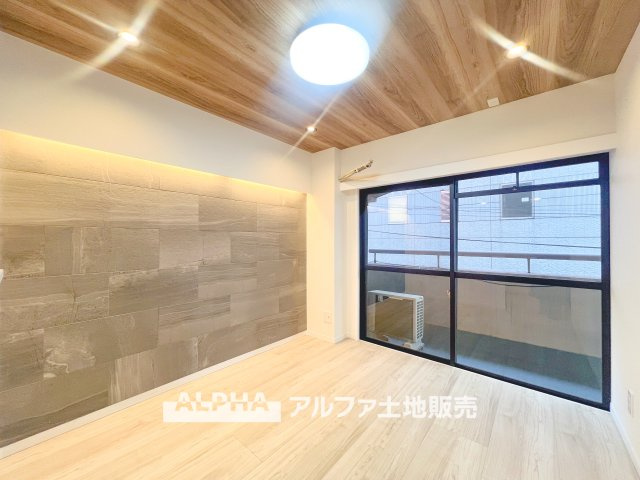 イーグル立川の居間・リビング|【Livingroom】
◆爽やかな空間◆窓をあけるとリビングに通り抜ける清々しく心地よい冷涼なそよ風がこの空間を涼しくしてくれる。風通しの良さは人にとっても家にとっても健康的で気持ちいいものです。