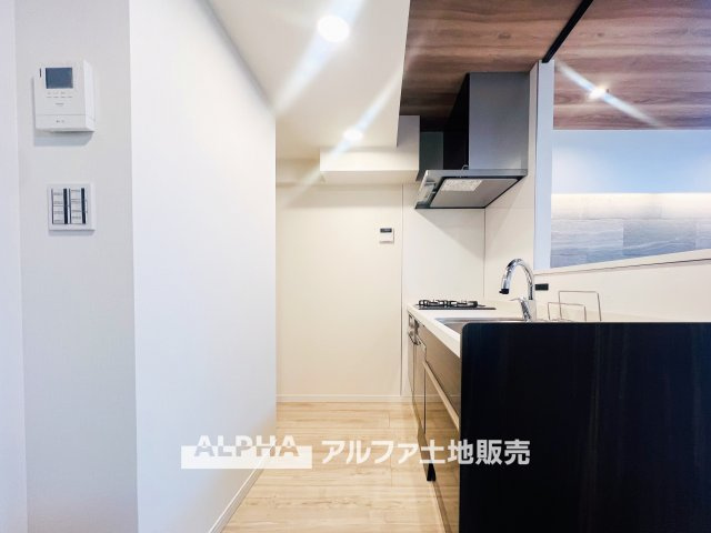 イーグル立川のキッチン|【Life without end】
◆キッチンからは家族◆の様子が見ることができ、いつでも安心して料理ができる。そして、効率よく家事を進めるために必須な食洗器が家族との大切な時間を生む。