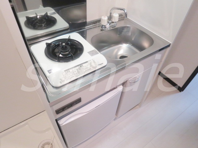 アクシス上十条のキッチン|ミニ冷蔵庫も付いている1口ガスコンロ