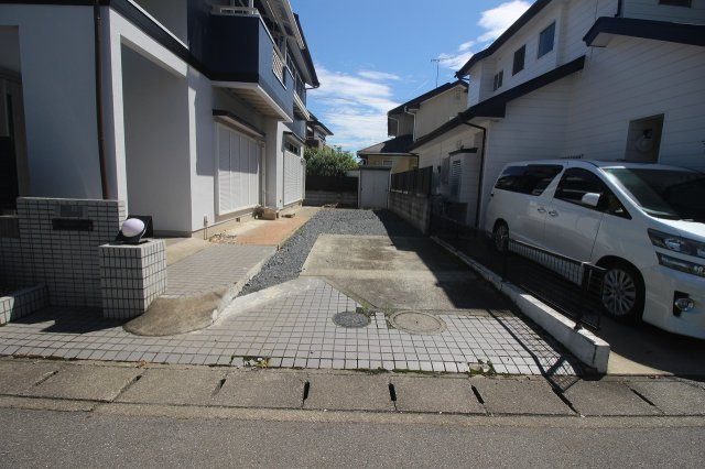 野木町丸林　1期の駐車場|敷地内に1台分の駐車スペースを確保。道路から奥まで直線的な配置になっており、車の出し入れがしやすい形状です。