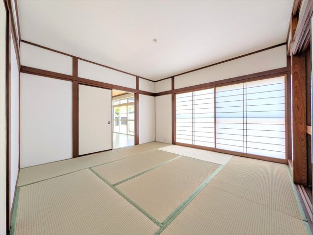野木町丸林　1期の和室|畳の表替えや襖・障子の貼替えを行った和室。LDKと続き間になっており、客間やお子さまの遊び場など幅広く活用できます。