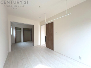 明るい色合いのフローリングとクロスを使用した洋室は家具やインテリアとも調和しやすく空間が広く感じられ開放感を生み出します。自然光を効果的に反射し、室内を明るく保つため、日中の照明使用を抑えられます。