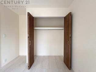 衣類やアクセサリー、小物類の収納が便利で整理整頓がしやすく、部屋の美観を保ちつつ、スペースを最大限に活用できます。衣服のしわやダメージを防ぎ、長持ちさせることができます。