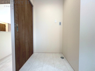 洗濯物の仕分け作業がしやすく、整理整頓が容易になります。洗濯音や湿気を他の部屋に持ち込まず、生活環境を快適に保ちます。上部を活用すれば収納スペースを確保でき洗剤や洗濯用品の整理もしやすくなります。