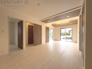 キッチン前のダイニングスペース　カウンターキッチンから料理の受け渡し等に便利です。ダイニングセットを置いても十分な広さを確保。