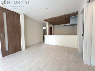 キッチン前のダイニングスペース　カウンターキッチンから料理の受け渡し等に便利です。ダイニングセットを置いても十分な広さを確保。