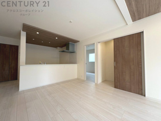 キッチン前のダイニングスペース　カウンターキッチンから料理の受け渡し等に便利です。ダイニングセットを置いても十分な広さを確保。