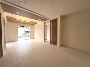 キッチン前のダイニングスペース　カウンターキッチンから料理の受け渡し等に便利です。ダイニングセットを置いても十分な広さを確保。