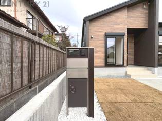 宅配ボックス機能付き門柱は荷物の受け取りや配達が便利で安全です。不在時でも荷物が確保され、盗難や損傷のリスクが減少。受け取り時間の柔軟性が向上。外出先からでも荷物の受け取りや預けが可能となります。