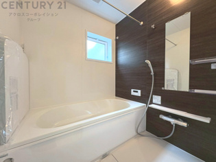 ユニットバスは省スペースでありながら、シンプルな設計と使いやすさを備え、簡便なメンテナンスが可能です。窓付きで換気にも便利です。またミラー・小物置き場もあり便利です。