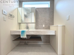 化粧品や洗顔料、歯ブラシなどの必需品をまとめて置ける収納スペースがあり、使用するたびに取り出す手間が省けます。また、水回りのため、濡れても大丈夫な素材が使用されており、お手入れが簡単です。