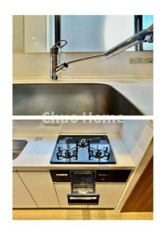 竹中シャルムのキッチン|【キッチン水栓】キッチン水栓はシャワーヘッドが伸びますのでシンクの隅々まで届きます。【三ツ口コンロ】奥様に好評な三ツ口コンロと魚焼きグリルです。