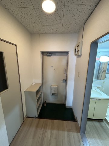 小山宮武マンションの玄関