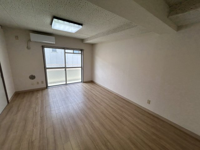 小山宮武マンションの居間・リビング|10帖の広いリビング