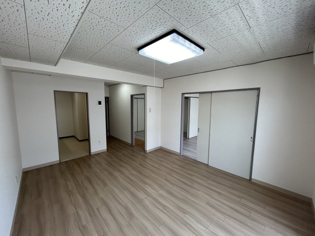 小山宮武マンションの居間・リビング|10帖の広いリビング