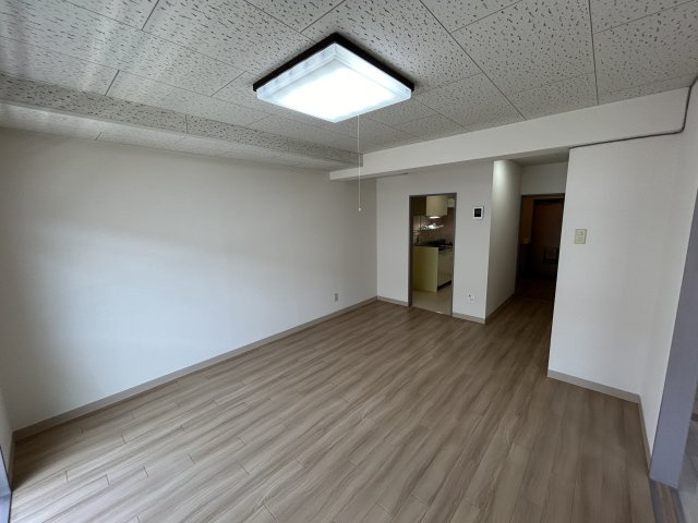 小山宮武マンションの居間・リビング|10帖の広いリビング