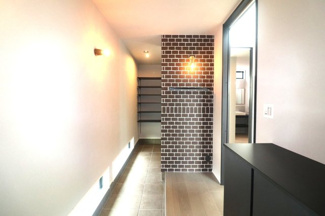 【玄関】 | 前橋市江木町モデルハウス物件　＃11 | 手前に靴箱、奥には土間収納