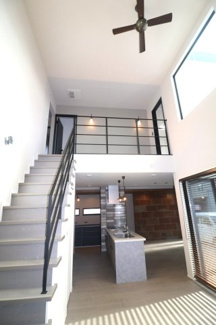 【居間・リビング】 | 前橋市江木町モデルハウス物件　＃11 | 靴を脱いでリビングに入ると開放感のある明るい吹抜◎