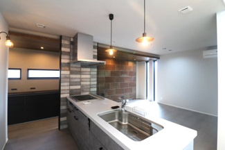 【キッチン】 | 前橋市江木町モデルハウス物件　＃11 | 広々としたアイランドキッチンならお子様と一緒にお菓子づくりやパーティー準備も楽しめます♪
食洗機付いてます。