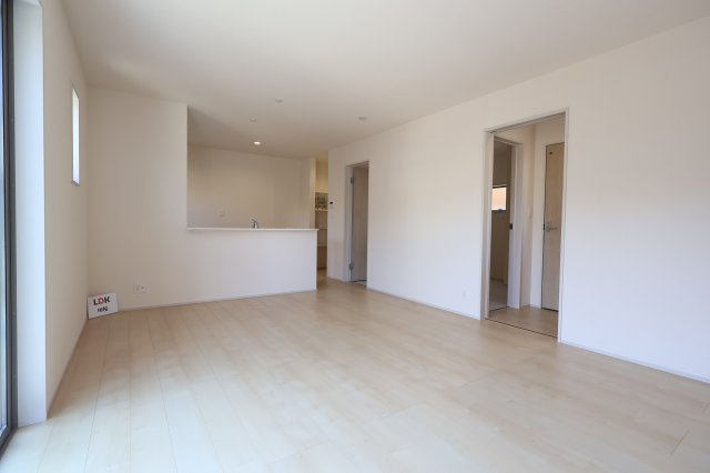 《仲介手数料無料》岩槻区大字金重109-176新築一戸建てリーブルガーデンの居間・リビング|LDK16帖