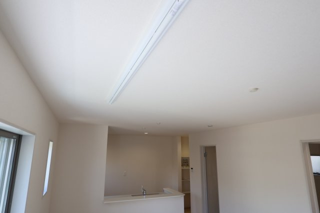《仲介手数料無料》岩槻区大字金重109-176新築一戸建てリーブルガーデンの居間・リビング|天井に洗濯物を干せるラックが付いています。