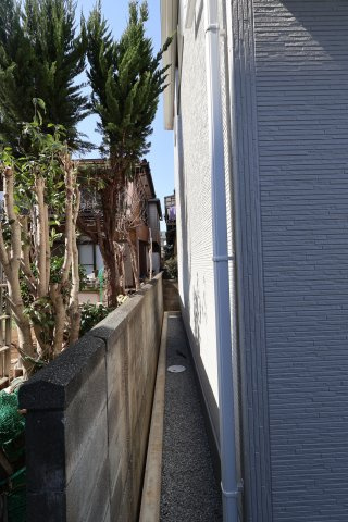 《仲介手数料無料》岩槻区大字金重109-176新築一戸建てリーブルガーデンの外観|建物の裏側隣地との境界