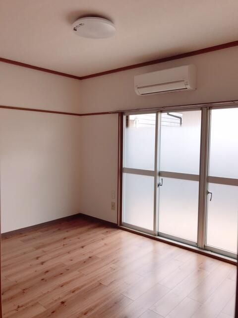 コーポ西岡の居間・リビング