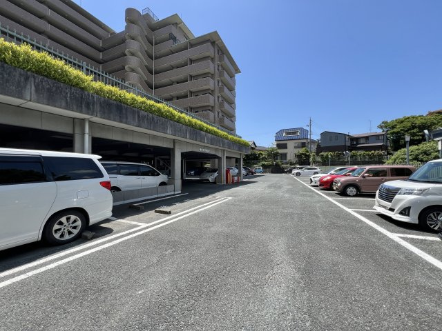 エムズ鴨江の駐車場|駐車場は広々としています！
契約場所によって屋根付き・屋根なしとなります。