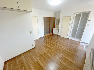 【居間・リビング】 | メゾンドエスポワール | こちらのリビングで趣味の時間をお楽しみください