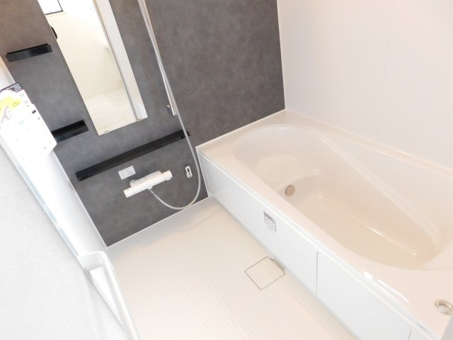 名古屋市西区貝田町１丁目の新築一戸建の浴室|◇浴室◇　　システムバス（ＬＩＸＩＬ）・浴室暖房乾燥機・保温浴槽・エコベンチ浴槽・追い焚き機能・スライドバーシャワー・キレイサーモフロア・オートバス・バリアフリーバス・浴室窓あり