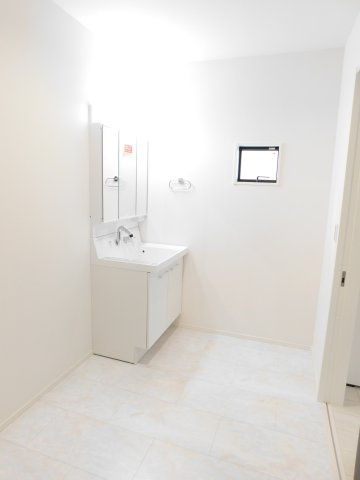 名古屋市西区貝田町１丁目の新築一戸建の独立洗面台|◇洗面室◇　　広い洗面室！　三面鏡シャワードレッサー　床下収納完備