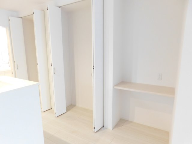 名古屋市西区貝田町１丁目の新築一戸建の収納|◇リビング収納＆カウンター◇　　リビングの荷物の収納や、キッチン横でパントリーとして利用できます♪　作業スペースなどに使えるカウンター付き！