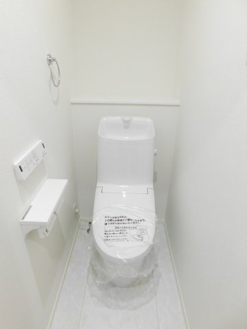 名古屋市西区貝田町１丁目の新築一戸建のトイレ|◇トイレ◇　　１・２階　節水型シャワートイレ　リモコンパネル付き