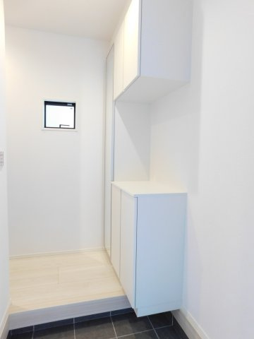 名古屋市西区貝田町１丁目の新築一戸建の玄関|◇玄関収納◇　　玄関がスッキリと片付く収納完備！　
