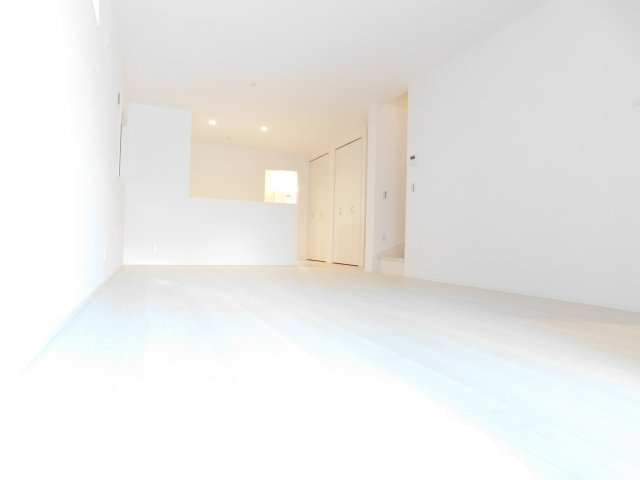 名古屋市西区貝田町１丁目の新築一戸建の居間・リビング|◇リビング◇　　広くて明るいリビング２０．０９帖　あったかぽかぽか床暖房完備♪　キッチン横に収納２ヵ所＆カウンター付き！