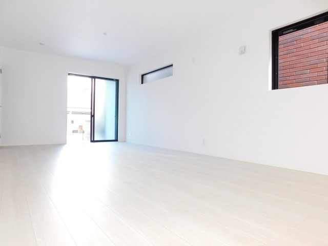 名古屋市西区貝田町１丁目の新築一戸建の居間・リビング|◇リビング◇　　広くて明るいリビング２０．０９帖　インテリアが映える広々空間♪　床暖房完備♪