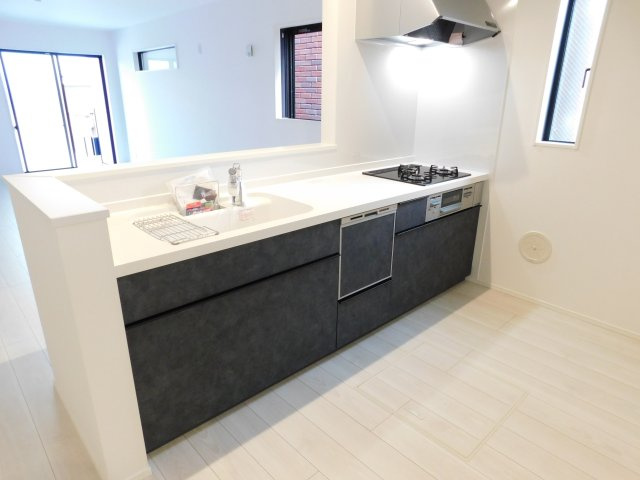名古屋市西区貝田町１丁目の新築一戸建のキッチン|◇キッチン◇　　対面式キッチン・人造大理石カウンター・お手入れらくらくシンク・浄水器一体型水栓・Sｉセンサーコンロ（３口）・食器洗浄乾燥機・ソフトモーションレール・床下収納庫