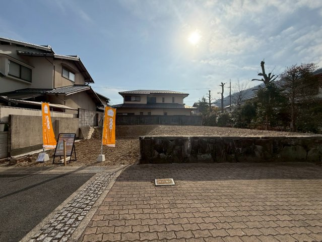 大枝北沓掛町4丁目16-1の外観|接道が12ｍございますので、立派なおうちが建築できるのはもちろん、駐車スペースもゆとりをもって施工できます♪