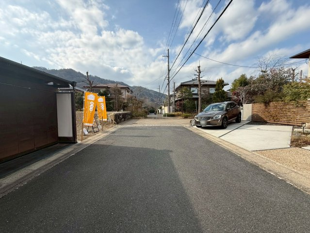 大枝北沓掛町4丁目16-1の前面道路含む現地写真|前道は広々６ｍあり、すれ違いや切り返しもラクラク！角家のため車の往来も少なく安心です。