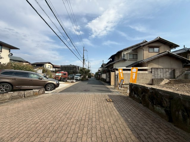 大枝北沓掛町4丁目16-1の前面道路含む現地写真|区画が整った一種低層の町並みです。