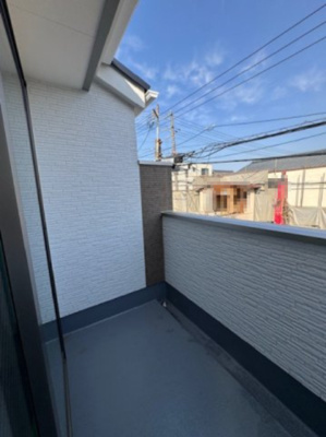 【バルコニー】 | 堺市堺区老松町二丁1期 | 洋室7帖に面した北東向きバルコニー。お仕事やお勉強、家事の合間に外の空気を吸ってホッと一息！日々の疲れもリフレッシュできそうですね。