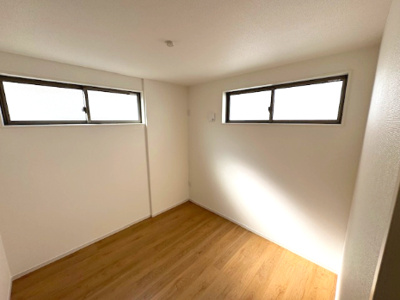 【洋室】 | 堺市堺区老松町二丁1期 | 洋室4.5帖。ご家族で共有可能な大容量の納戸スペースとしてのご使用もOK！季節物などがたっぷりと片付けられます。