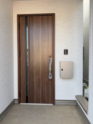 【玄関】 | 堺市堺区老松町二丁1期 | 雨の日でも濡れずに鍵の開閉が可能な玄関ポーチ付き！来客時、非対面での対応可能で防犯性も高いTVモニター付インターホンを採用。