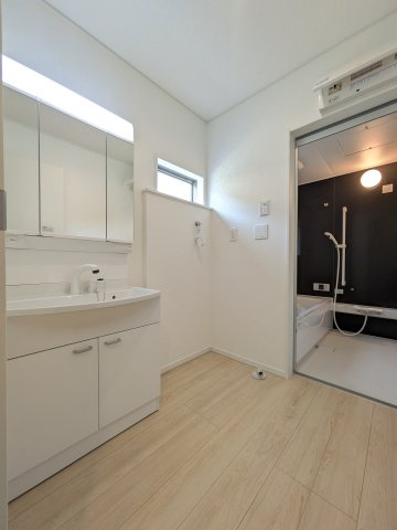 Cradle garden　熊谷市赤城町第3の独立洗面台|3面ミラーの後ろは収納スペースを完備
生活感のあるものは隠して、スッキリシンプルな洗面台に！清潔感のある空間♪
