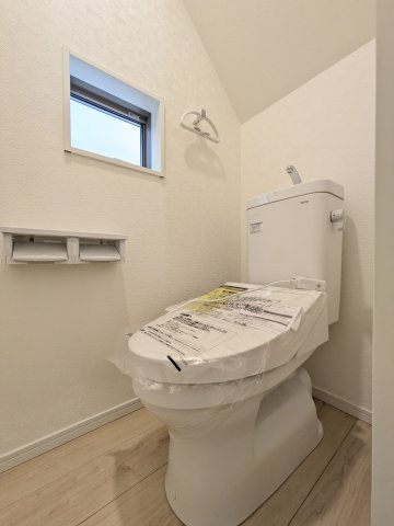 Cradle garden　熊谷市赤城町第3のトイレ|シンプルで清潔感のあるトイレ
窓付きで明るく、お掃除しやすいシンプルな空間♪