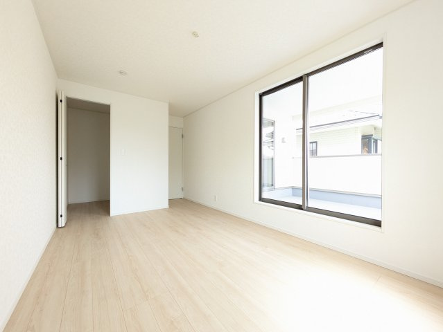 Cradle garden　熊谷市赤城町第3の洋室|ぬくもりのある色合いでシンプルな洋室
日当り良好で明るい洋室！大容量のウォークインクローゼット付き♪
