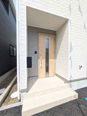 Cradle garden　熊谷市赤城町第3のエントランス|落ち着いた色づかいのエントランス
駐車場からアクセスの良いエントランス。雨の日や荷物が多くても安心の動線♪