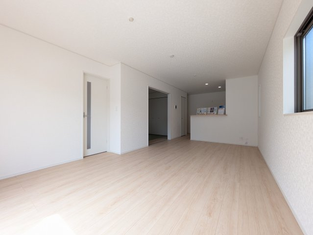 Cradle garden　熊谷市赤城町第3の居間・リビング|ナチュラルな色合いで落ち着いた印象のリビングダイニング
ぬくもりのあるナチュラルな空間。グリーンを飾っても相性が良さそうですね♪