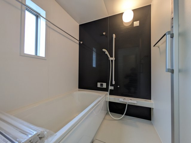 Cradle garden　熊谷市赤城町第3の浴室|モダンな配色の落ち着いた浴室
ダークトーンの壁面がアクセントになっておしゃれ！窓付きで空気の入れ替えも出来ます！