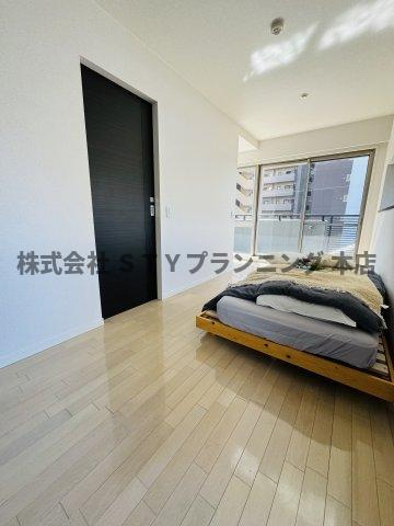 仲介手数料０円！アーデン泉プレミアの居間・リビング